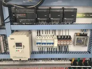 نظام تحكم ذكي (Omron/PLC)